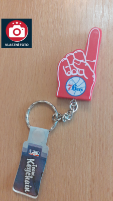 Přívěšek NBA Philadelphia 76ers Foam Finger FOCO Brand